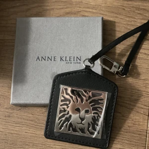 Anne Klein - Ett hänge till väskan/resväskan. Oanvänd. 