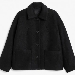 Kappa - INTRESSEKOLL! Jättesnygg kort kappa från monki, den är lite nopprig men den är så i materialet kan även noppra av den ifall någon är intresserad 💕