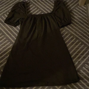 Grön sommarklänning - En luftig kort klänning med fina armar dom också går att ha offshoulder. Militärgrön färg. 