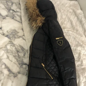 Rockandblue jacka - En jättefin rockandblue jacka. Jackan är äkta med äkta päls såklart. Jättefint skick. Kedjan e bytat, dock inte kedjan vid fickorna eler vid ärmarna. Litet hål i extra tyget i fickan men det är inget som påverkar alls. Skriv gärna för fler bilder😻