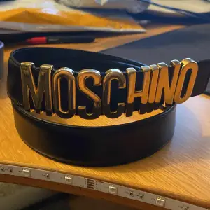 Moschino bälte i fina skick, bältet är 90 cm långt och är i riktigt läder. Skriv så svarar jag på era frågor så snabbt jag kan.