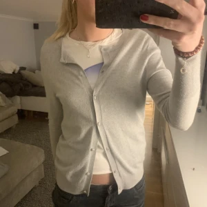 Kofta - Grå kofta som sitter så snyggt! Passar perfekt nu till våren 💘💘