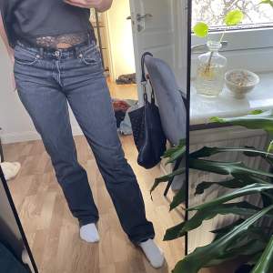 Low/mid waist jeans i storlek 38 från zara. Finns ej att köpa längre. Jag är 170 och längden passar mig. I fint skick ⭐️