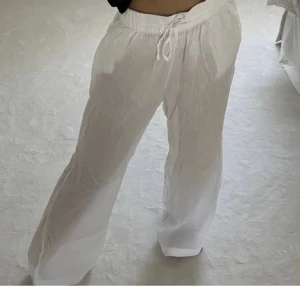 Linnebyxor  - Säljer mina linnebyxor från Gina då dom inte kommit till någon användning. Perfekta till sommaren, för bilder eller funderingar är de bara o skriva😊första bilden är lånad då dom är alldeles för stora på mig OBS: köparen står för frakten