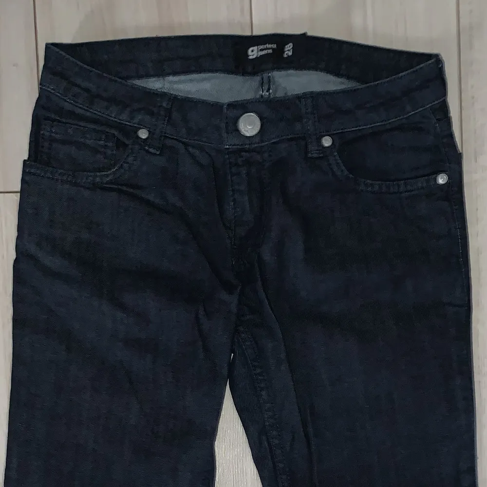 Mörkblåa jeans med glitter på bland annat fickan. Se bild. De har sytts upp men bör gå att sprätta upp ifall det önskas. . Jeans & Byxor.