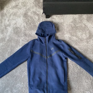 Nike tech fleece - Hej! Jag säljer hela mitt Nike set, tröjan är i S och byxorna är storlek XS. Den är knappt använd och såklart äkta.