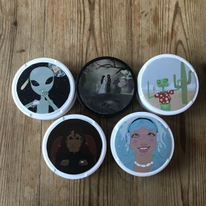 Dosor  - Snusdosor med bilder jag ritat, kan göra custom made också för 70kr Finns ej snus i!