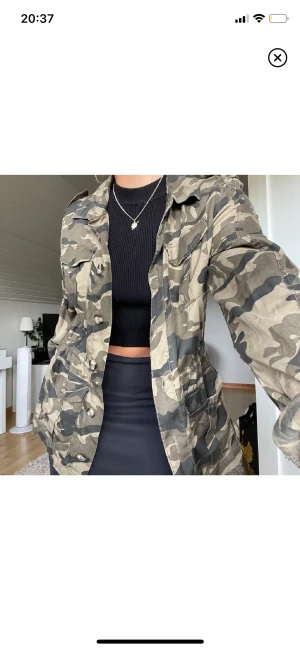 Militär kappa  - Säljer denna as snygga militär kappa då den tyvär inte kommer till någon användning. Köpt på plick för ett tag sedan. Den är i mycket fint skick.