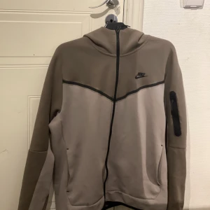 Nike tech fleecefilt  - Inte mycket använd för den va förstor