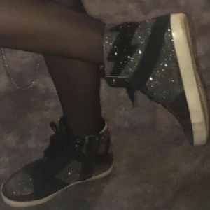 Zadig skor  - Säljer nu mina älskade Zadig skor. Första bilden lånad resten mina. Dom är i ett otroligt bra skick har bara använts speciella tillfällen. Storlek 38 passar 37 med. Nypris 3200 finns ej kvar