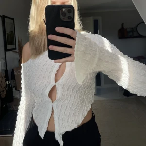 Vit tröja - Köpt på shein, säljer då den är lite för liten för mig som brukar ha M/L