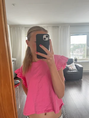 Söt topp från zara 💕 - Jätte gullig topp me volang ärmar från zara 💕 använd en gång, så inga defekter ✨ denna är verkligen så fin på sommaren och våren men tyvärr kommer den inte till användning 😋