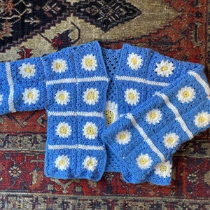 Virkad kofta - Virkad kofta i ”lappteknik” med spänne!  Kroppslängd: ≈52-53cm