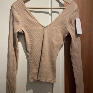 En beige vardags topp - En helt ny köpt tröja från NAKD, tröjan är i storlek S men passar även M✨