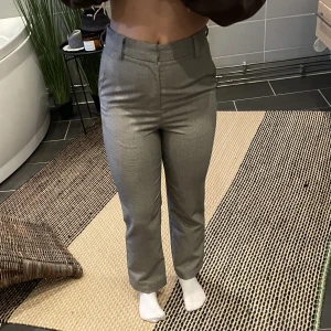 Kostymbyxor  - Ett par fina brunaktiga kostymbyxor från ginatricot, sitter väldigt fint både fram och bak. Du står för frakten! Om fler frågor kom privat💓