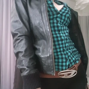 Äkta skinnjacka Slutsåld RocknBlue  - Säljer min kära skinnjacka från Rock and Blue som köptes hos butiken JC när den fortfarande fanns för över 2000 kr märkt 36. Jackan är omskött och har inga skador! Något figursydd men är lite rymlig så en 38 kan definitivt ha den. Skärp & skjorta säljs å