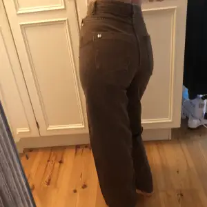 Högmidjade bruna jeans 🌟