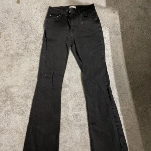 Gina tricot jeans  - Snygga utsvängda jeans från Gina tricot endast använd 2 gånger, säljer pga att dom är för stora. Stlk 36. 250kr 