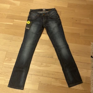 LÅGMIDJADE JEANS - Skitsnygga oanvända jeans från only!!! Lågmidjade och assnygg mörkblå tvätt