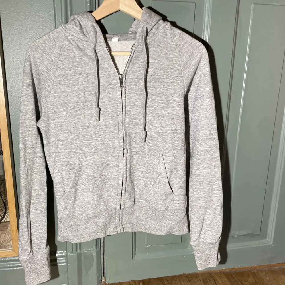 Fin grå hoodie från Uniqlo.💛 Material: bomull och polyester.💫. Hoodies.