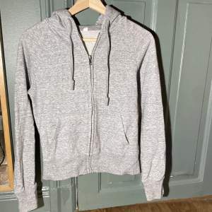 Fin grå hoodie från Uniqlo.💛 Material: bomull och polyester.💫