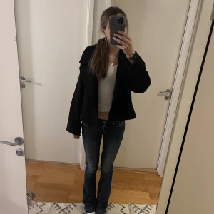 &other stories  - Säljer denna super sköna &otherstories kappa köpt detta år för 2800kr, knappt använd & super bra skick! Kan också byta 