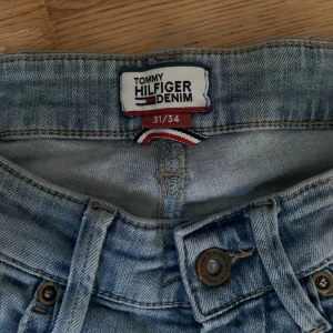 Tommy hilfiger jeans  - hej säljer mina Tommy hilfiger jeans pga för små på mig inga flaws som nya förutom hålen som jag gjorde själv.