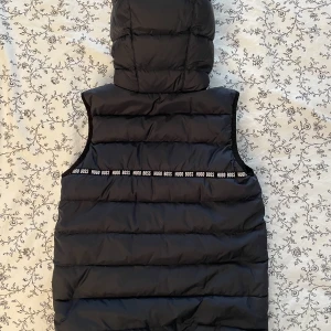 Hugo boss väst  - En Hugo boss väst som är i bra skick