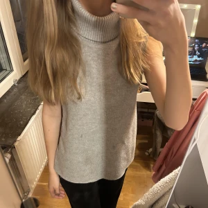 Kort ärm turtleneck grå zara - Säljer denna jättefina turtlenecken från zara i bra skick, kontakta mig för frågor 