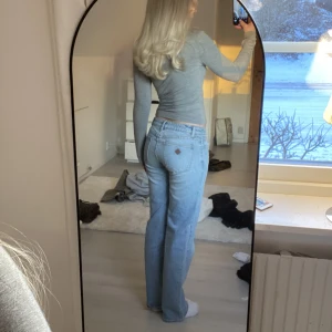 A brand Jeans - Helt nya A Brand jeans i stl 26, aldrig använda och endast testade🫶🏼pris kan diskuteras. Midjemåttet är 35 cm tvärs över:)