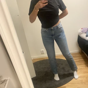 MID WAIST STRAIGHT JEANS - Mid waist straight jeans från Monki. I storlek 36. Vanligtvis har jag storlek 38 och de passar mig så de är ganska stretchiga och stängs med dragkedja. Väldigt trendiga och sköna, dessutom aldrig använda så i helt nytt skick. Butikspris är 529kr.