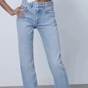 Zara jeans - Jättefina zara mid Rise jeans som tyvärr blivit för små 💕