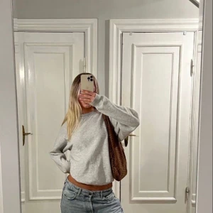 Grå sweatshirt  - Säljer denna ascoola sweatshirten från pull&bear ❤️