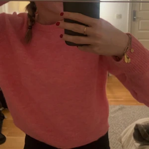 Stickad tröja Carin Wester - Säljer min rosa stickade tröja från Carin Wester då den aldrig kommer till användning! Nypris 500kr. Se bild 2 för rättvisare bild av färgen🤗frakt tillkommer! Skriv i dm vid inresse💕💕