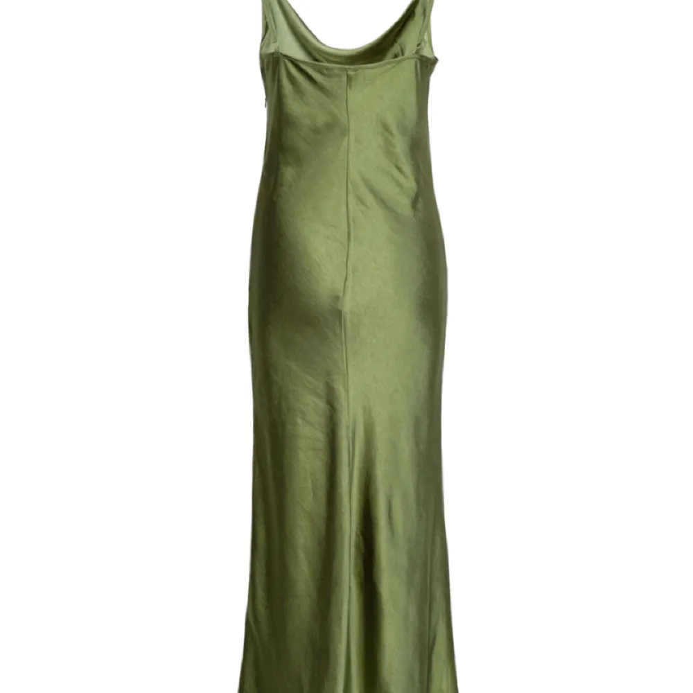Säljer denna gröna maxiklänning från märket bzr! Aldrig använd, originalpris 1100 kr.  Storlek 36. Klänningar.