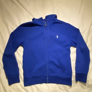 Blå Ralph lauren zip hoodie - Använd ett par gånger men inga som helst tecken på defekt eller slitage. Nypris på 2200 och är så gott som ny