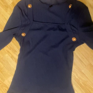 fin tröja med knappar - jätte fin tröja, aldrig använd! Storlek M men passar mig som har 36