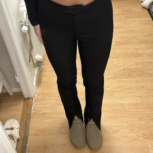 Kostymbyxor nakd - Säljer ett par tightare kostymbyxor från nakd i storlek 34. Sååå sköna!! Med slits framtill.✨