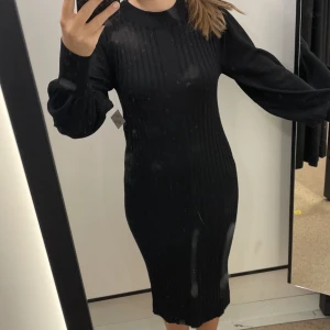 Klänning - En super fin klänning i topp skick, perfekt till större event och vardag!!☺️Strl S!!           💞💞