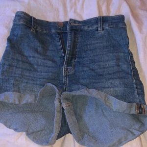 Shorts - Säljer högmidjade shorts som jag tror är från H&M 