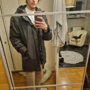 Clean jacka - En lättare jacka som fortfarande håller värmen bra i höst och på vintern om du har hoodie under. Har en minimalistisk stil. Inga tecken på wear. OBS det står xxl på jackan men den är inte så stor, jag är 1,87 och den passar perfekt med hoodie under.