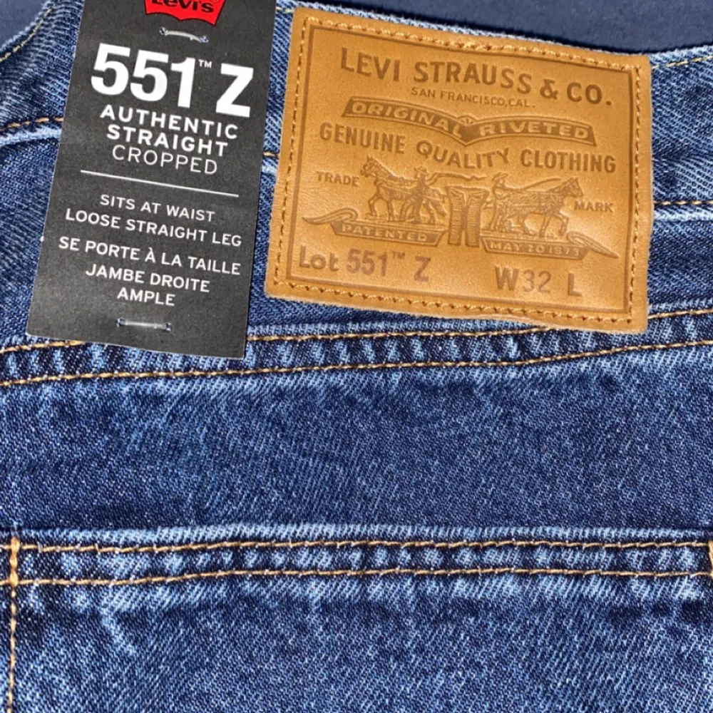Jag säljer ett par Levi’s jeans Modell 551 Relaxed som jag tidigare köpte men inte passa de är helt oanvända och har till och med kvar lappen längden är 32 och bredden är 32 de också.  Hör av er om ni är intresserade!. Jeans & Byxor.