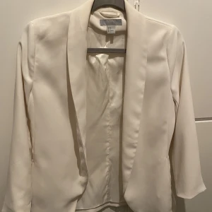 Kavaj - Vit kavaj. Är i fint skick .