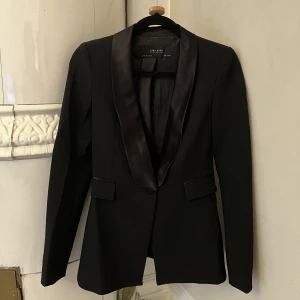 Zara kavaj med sidenslag  - Smokingkavaj för kvinna, strl 34. Slim fit. Svart med sidenslag och sidendetaljer. Väldigt bra skick. 
