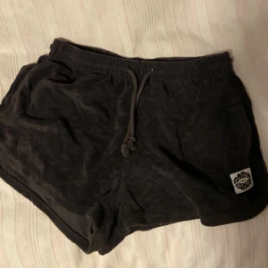 H&M frotté shorts - Somriga frotté shorts som är perfekta på sommaren. Inga defekter, de är sparsamt använda. Om annonsen finns kvar finns varan kvar. Använd gärna köp direkt.