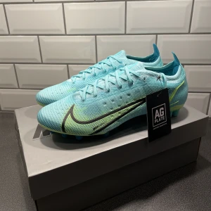 Nike Fotbollskor - Säljer dessa ”Nike Mercurial Vapor 14 Elite AG-PRO Impulse”  Säljer då de inte kommer till användning! Helt nya och allt följer med! Kvitto finns!  Köparen står för Frakten!!!