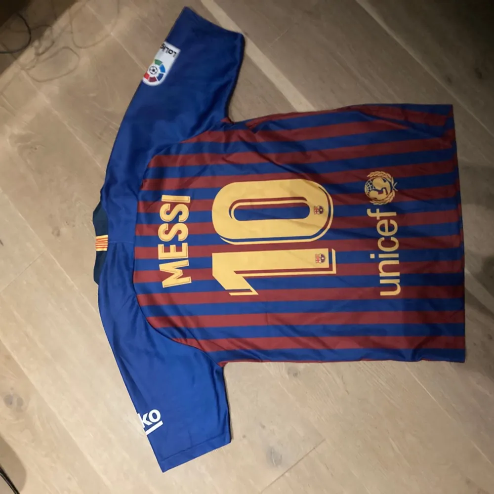 Barcelona med namnet Messi bakom tröjan och nummer 10. Bra skick. Oanvänd. . Hoodies.