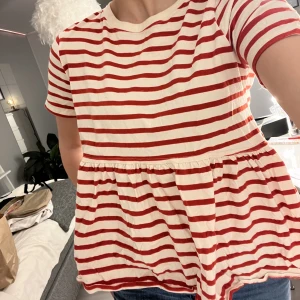 Zara t-shirt  - Säljer denna snygga t-shirt då den tyvärr inte kommer till användning! Tröjan är som ny! Köparen står för frakten❤️