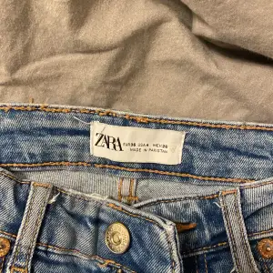 Skit snygga håliga jeans ifrån Zara med egen slits där nere ! Passar mig perfekt i längden på mig som är 155 . Köpare står för frakt !! 