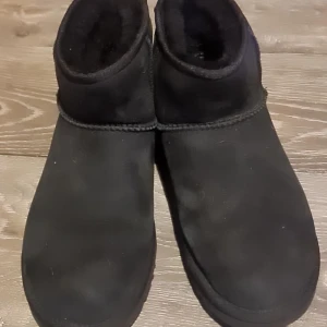 Uggs - Hej säljer mina svarta uggs storlek 38. Eftersom jag inte riktigt använder dom. Skriv om du har några frågor!